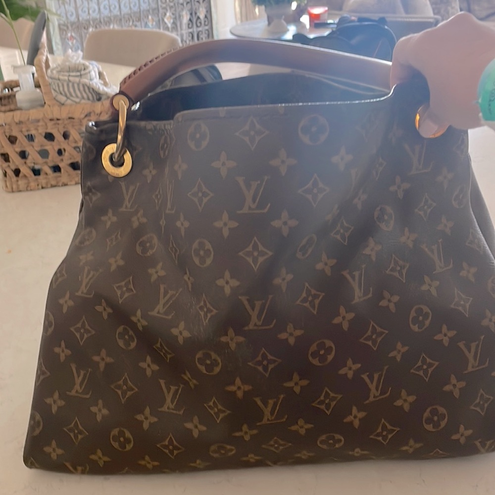 AUTHENTIC LOUIS VUITTON ARTSY MONOGRAM BAG- Excellent Condition!